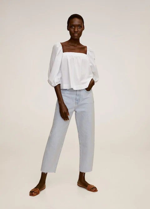Tendencia al cuadrado: top blanco con mangas abullonadas y escote cuadrado para combinar con vaqueros de la mañana a la noche. (25,99 euros).