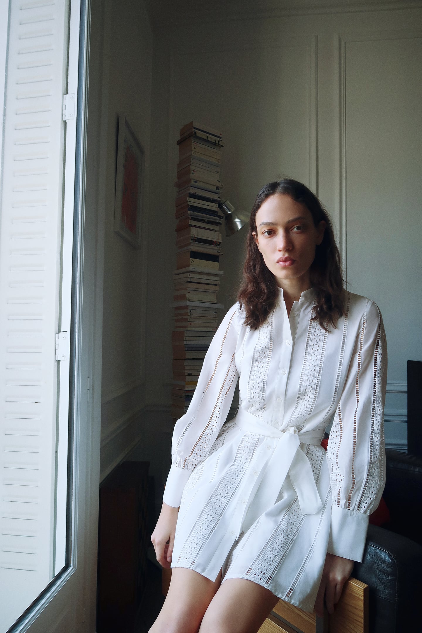 Minivestido blanco bordado tipo camisero con cinturón y cierre de botones de la nueva colección de Zara. Un best seller que no te vas a querer quitar todo en el verano. (39,95 euros).