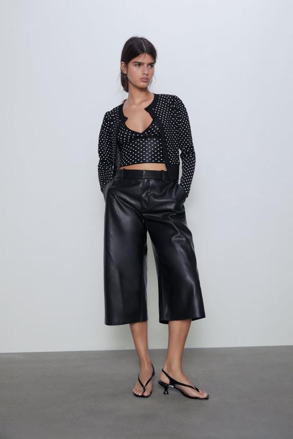 Conjunto de lunares con chaqueta cropped (9,99 euros) y top (12,95 euros).