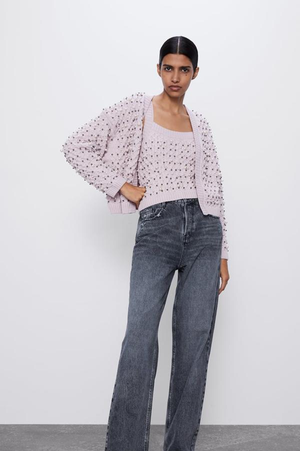 Conjunto en color malva con perlas con chaqueta (39,95 euros) y top (22,95 euros).