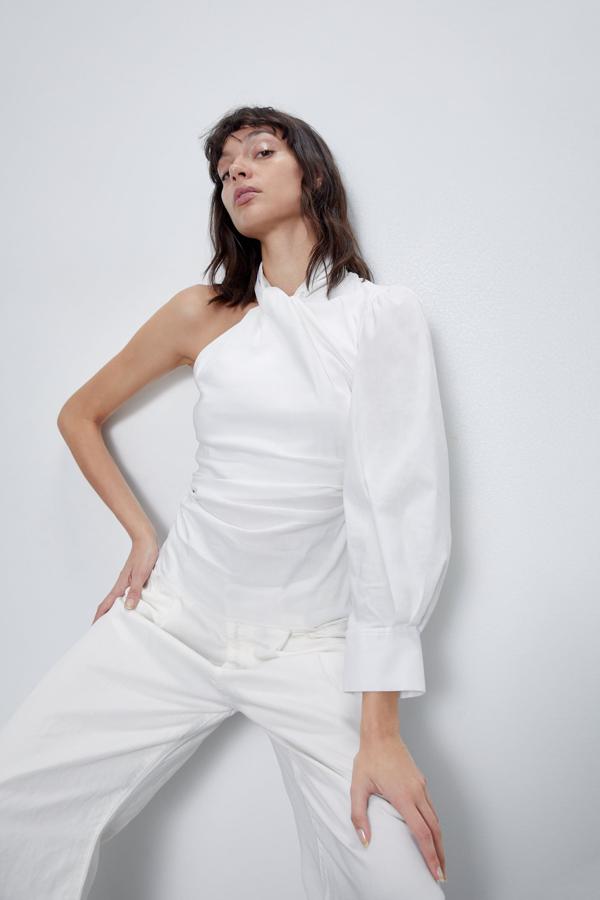Blusa blanca asimétrica con nuedo en el cuello, que ya tiene lista de espera en los Special Prices de Zara (15,99 euros).