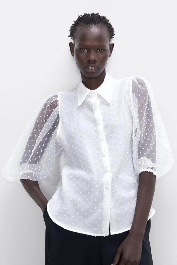 Blusa de organza, con efecto plumeti y mangas abullonadas, de los Special Prices de Zara (15,99 euros).