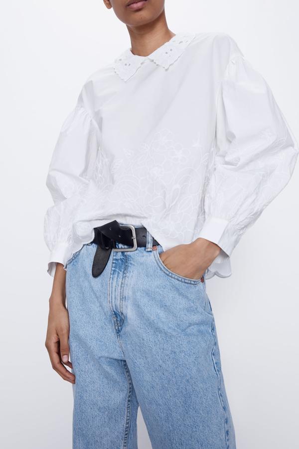 Blusa de popelín con detalles de flores bordados y cuello con perforaciones, de los Special Prices de Zara (12,99 euros).
