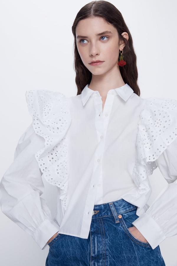 Camisa de popelín en blanco con volantes calados en los laterales, de los Special Prices de Zara (12,99 euros).