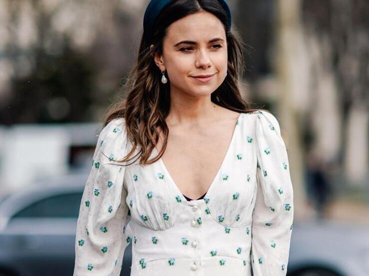 Fotos: Las 10 blusas estampadas que mejor sientan para sacar partido a los pantalones blancos este verano