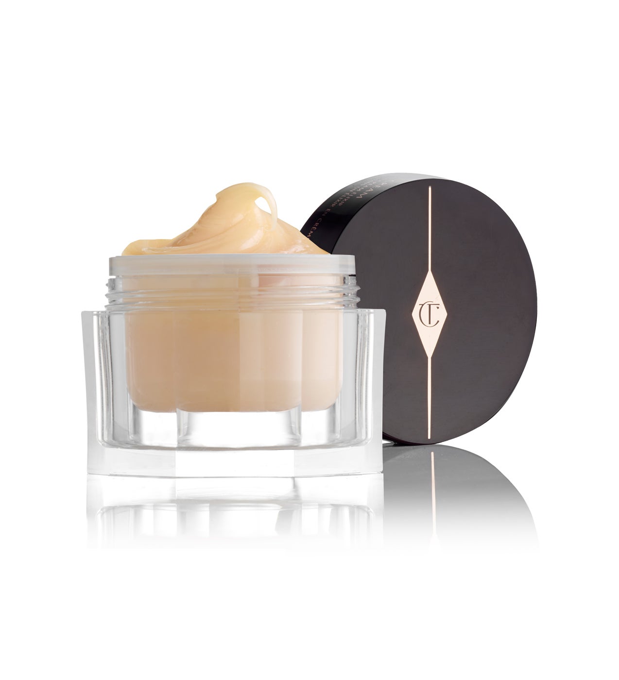 Su rica fórmula con efecto reafirmante incluye células madre derivadas de plantas, vitamina E, coenzima Q10, cera de abeja hidratante y retinol para renovar tu piel mientras duermes.  Charlotte´s Magic Night Cream de Chalotte Tilbury  (120 €).