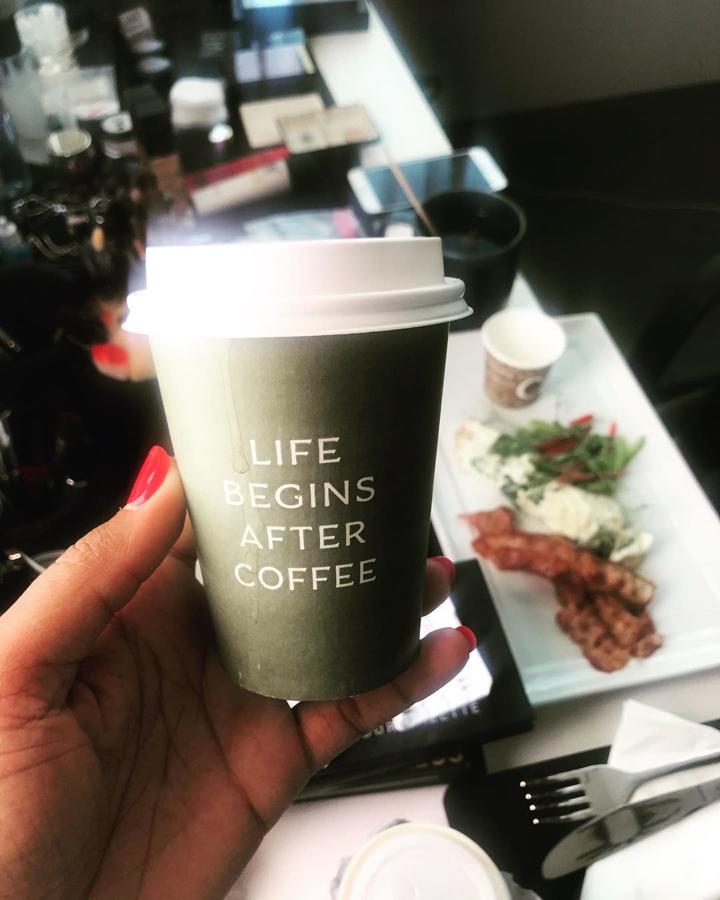 Para Eva Longoria lo más importante del desayuno es el café. Así lo desmostraba en una publicación de hace varias semanas. Al fondo, podemos vislumbrar su desayuno, bacon (seguro que es de pavo) tortilla de claras y rúcula.