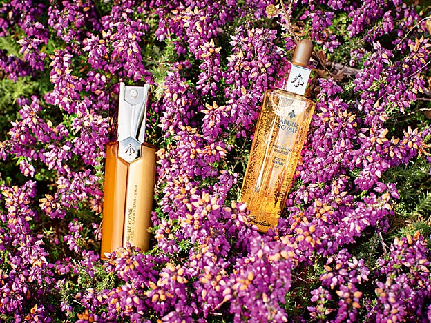 Sérum Doble R Review & Repair (175 €) y Aceite Acuoso de Juventud (127 €) , ambos de la línea Abeille Royale de Guerlain.