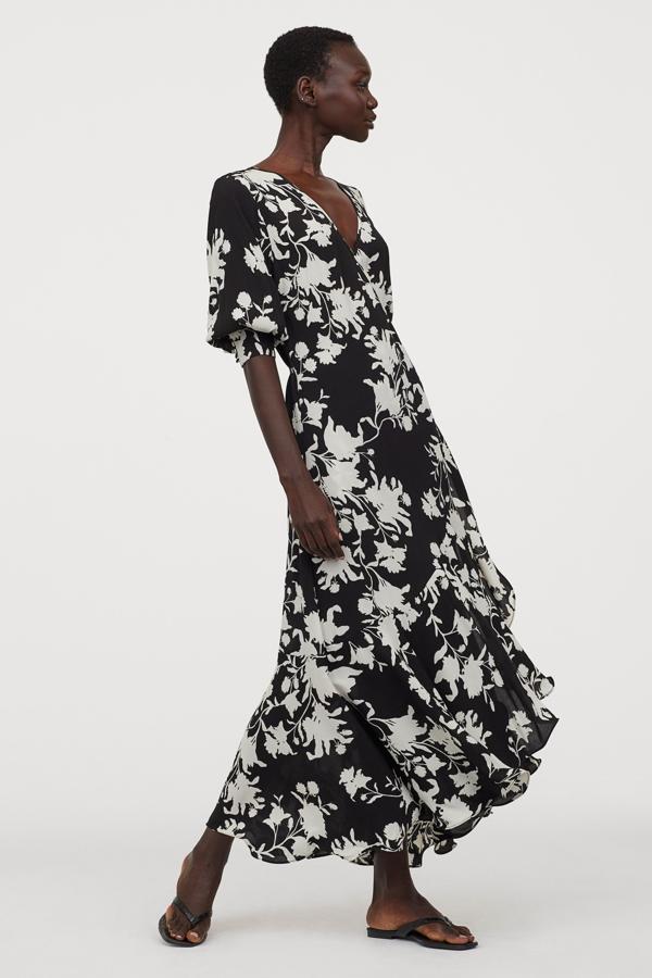 Vestido de flores en blanco y negro de la colección de Johanna Ortiz para H&M (39,99 euros).