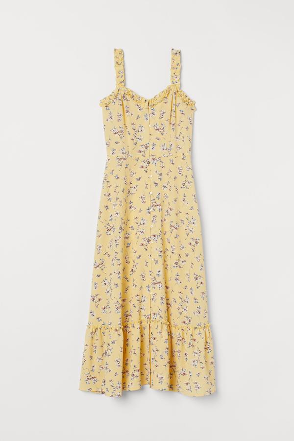 Vestido amarillo de tirantes con volante en el bajo y botonadura delantera, de la colección de verano de H&M (34,99 euros).