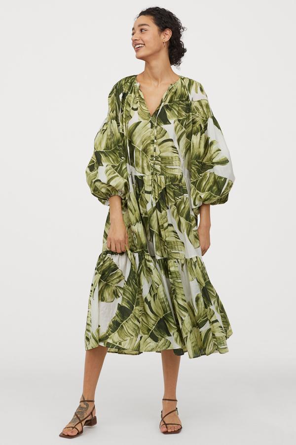Vestido amplio con estampado de hojas, de la colección de verano de H&M (34,99 euros).