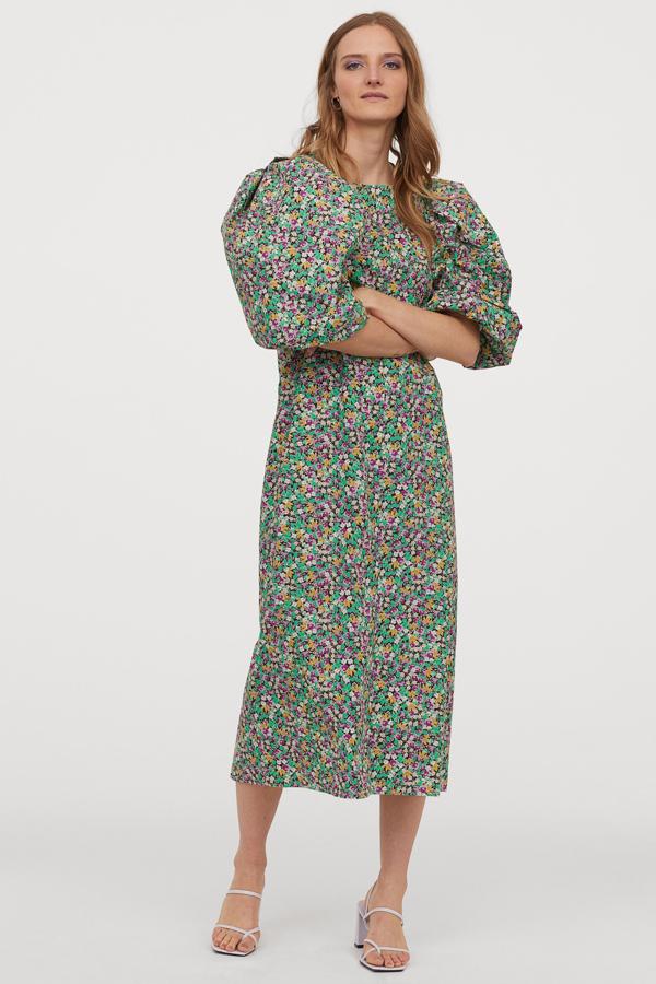 Vestido recto con estampado de flores y mangas con volumen, de la colección de verano de H&M (49,99 euros).