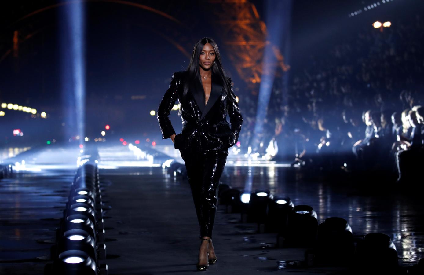 En septiembre de 2019 desfilando para Saint Laurent en París.