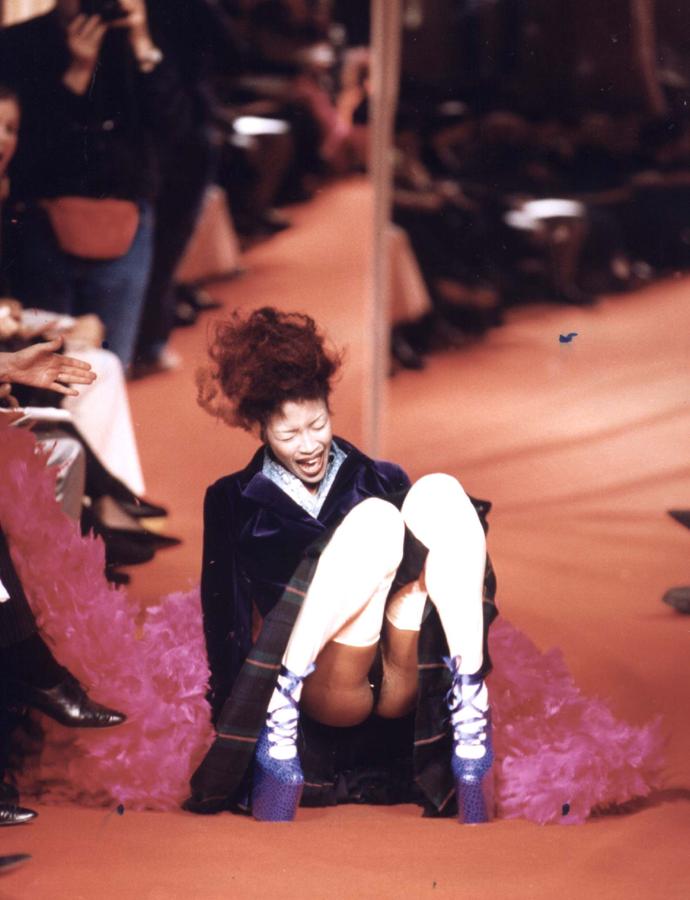 El famoso tropezón que sufrió en 1993 durante un desfile de Vivienne Westwood por culpa de unas sandalias de tacón de plataforma imposible.