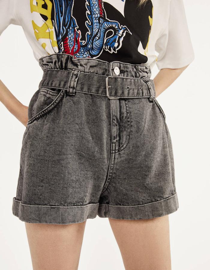 Otra de las propuestas más bonitas de Bershka son estos shorts en denim desgastado en color negro, con cinturón ancho a tono. Cuesta 19,99 euros y está disponible entre las tallas 32 y 40.