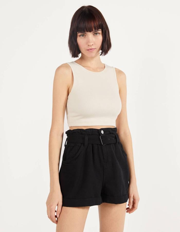 Confeccionado con al menos un 50% de algodón orgánico, este short de Bershka en color negro tiene un precio de 19,99 euros y está disponible entre las tallas 32 y 40.