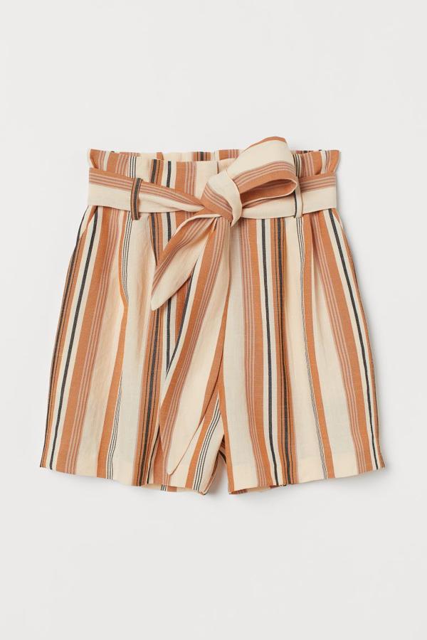 Con cinturón a tono extraíble y pliegues delanteros, este pantalón corto paperbag de H&M también se ha ganado nuestro corazón gracias a sus originales colores. Tiene un precio de 24,99 euros y está disponible en las tallas 34,36 y entre la 44 y la 50.