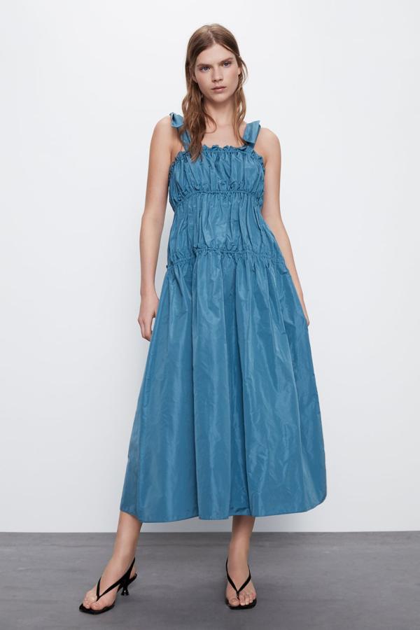 Para esas ocasiones especiales hemos encontrado en Zara este vestido de tafeta con escote recto y tirantes anchos con lazada. Viene con detalle de elásticos con volantes y cuesta 39,95 euros. Está disponible entre las tallas XS y XXL.