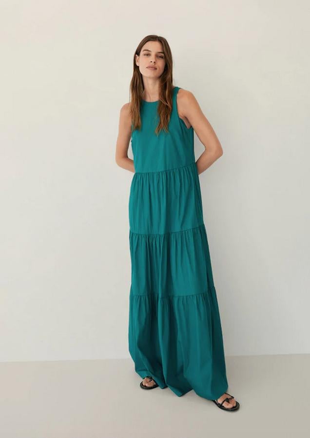 Con diseño acampanado y cuello redondo, este vestido de Mango en color esmeralda viene con tirantes anchos y tejido de popelín de algodón. Cuesta 49,99 euros y está disponible entre las tallas XS y XL.