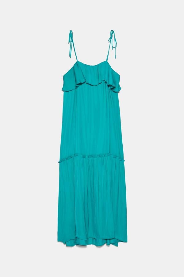 Con escote recto y tirantes finos ajustables con lazada, este vestido de Zara en un veraniego color turquesa incluye un bonito volante a la altura del pecho. Cuesta 39,95 euros y está disponible entre las tallas XS y M.