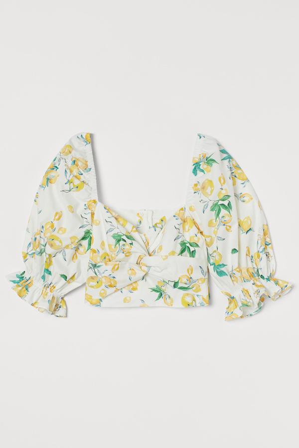 La blusa romántica. Este modelo de H&M tiene dibujos de frutas y volumen en las mangas, además de un original nudo en el cuerpo (34,99 euros).