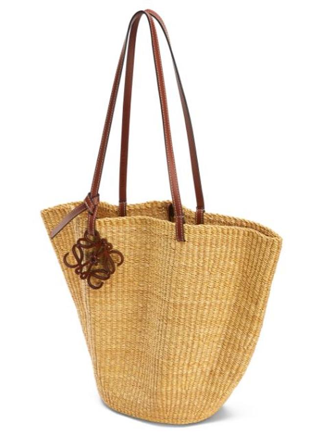 Un bolso cesta, como llevaba Jane Birkin. Y si es para toda la vida, como este de la colección de Paula's Ibiza de Loewe, mejor (490 euros).