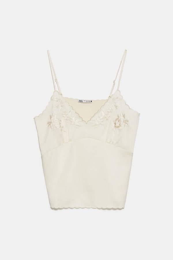 Un top lencero que parece bordado a mano. Y este de Zara lo parece, pero hay una mala noticia: está agotado (15,95 euros).