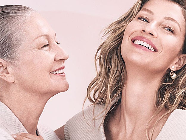 Igualmente radiantes, la modelo brasileña Gisele Bundchen y su madre.