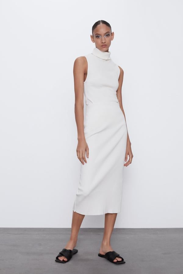 En diseño midi con tiro alto y cintura elástica, esta falda de canalé con abertura en la espalda es de Zara. Pertenece a la colección sostenible de la firma y tiene un precio de 17,95 euros. Está disponible entre las tallas S y L.