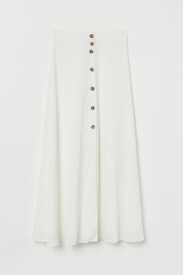 Confeccionada en viscosa, esta falda acampanada de talle alto con botones y abertura delantera es de H&M y tiene largo hasta el tobillo. Cuesta 39,99 euros y está disponible en las tallas 36, 40, 42 y 44, aunque en todas se están agotando.