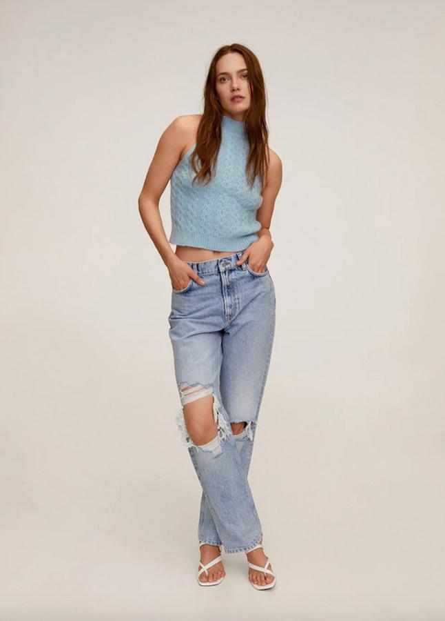 Con terminaciones elásticas en canalé y cuello redondo, este top en punto de Mango viene en un bonito azul celeste y cuesta 25,99 euros. Está disponible en las tallas S, M y L.