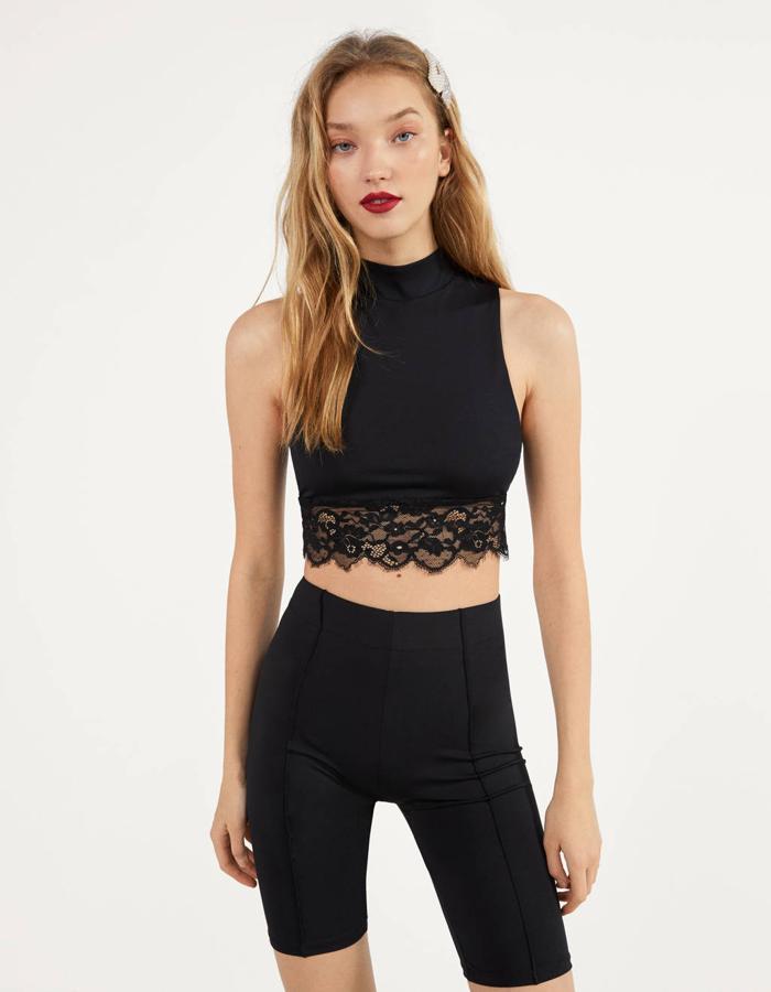 En versión cropped acabada en puntilla, este top en color negro con cuello subido es de Berhska y deja la espalda al aire. Está rebajado y de 15,99 euros ha pasado a costar 7,99 euros y está disponible entre las tallas XS y L.