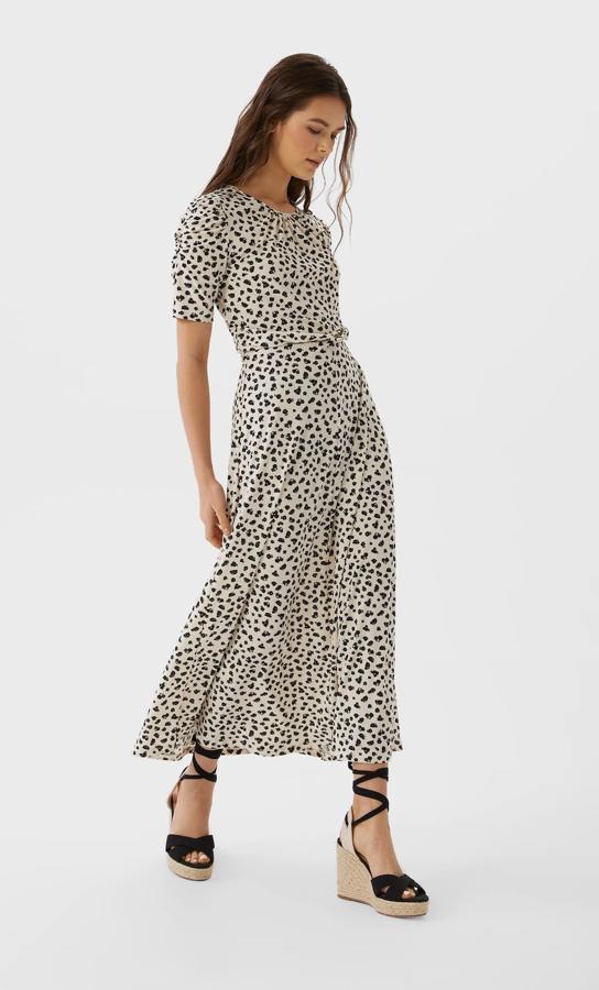 Vestido midi estampado de manga corta, de Stradivarius (25,99 euros).