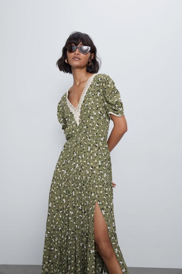 Vestido midi con abertura lateral y detalle de encaje n el escote, de Zara (39,95 euros).