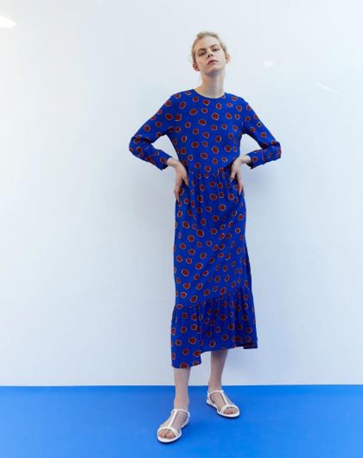 Vestido midi azul con volante en el bajo, de Sfera (35,99 euros).