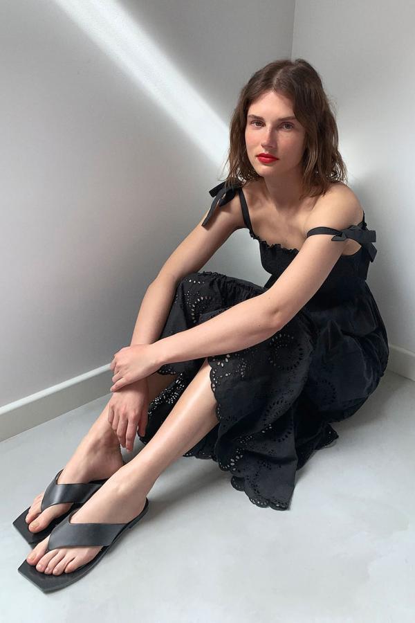 Vestido midi de tirantes en color negro, de Zara (39,95 euros).