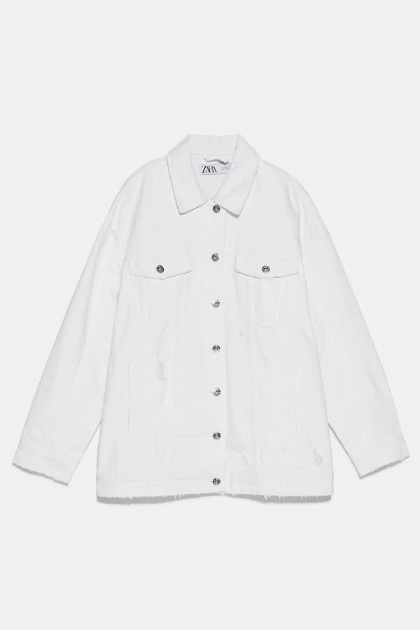Cazadora vaquera blanca de Zara, (29,95 euros).