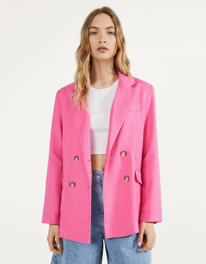 Americana de lino fucsia de Bershka, (35,99 euros).