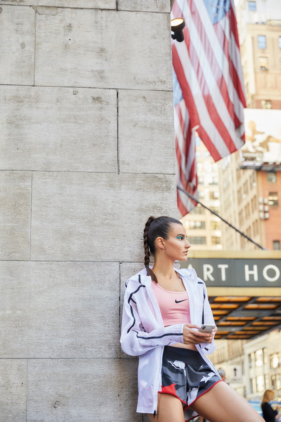 Top y chaqueta de Nike y short de New Balance.
