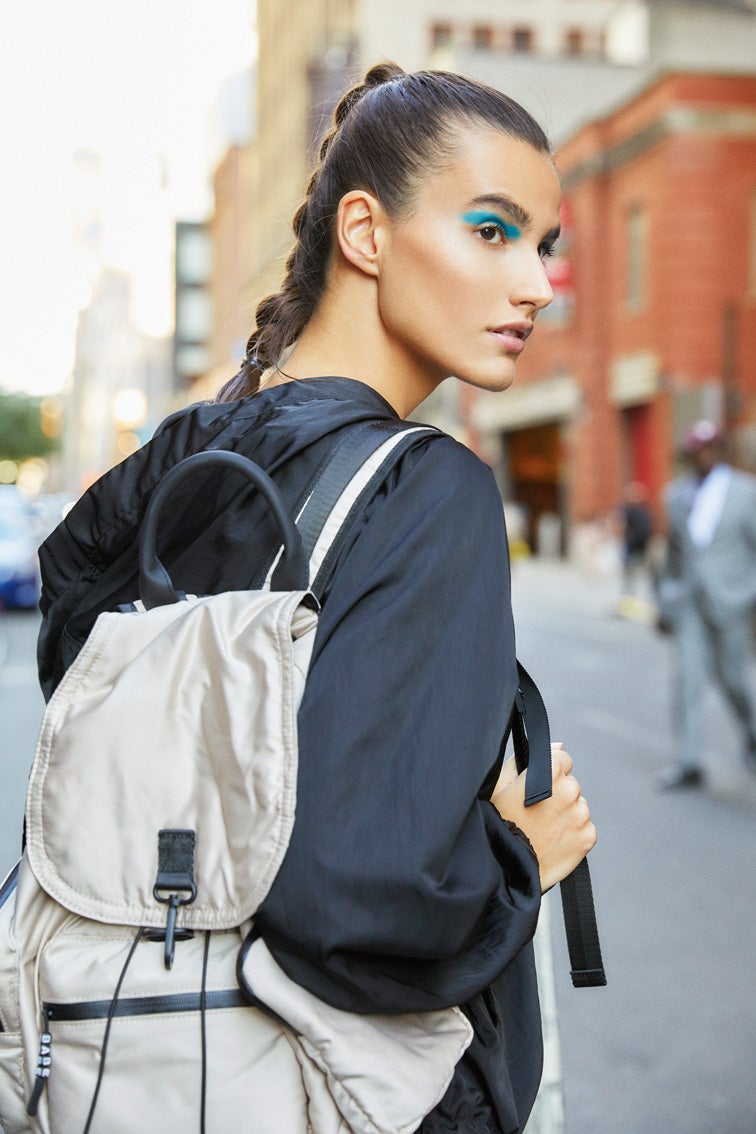 Chubasquero de Guess y mochila de Bershka.