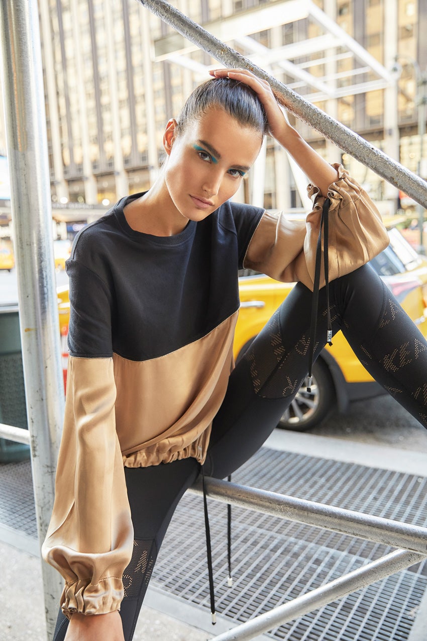 Sudadera de Jijil y mallas de Nike.