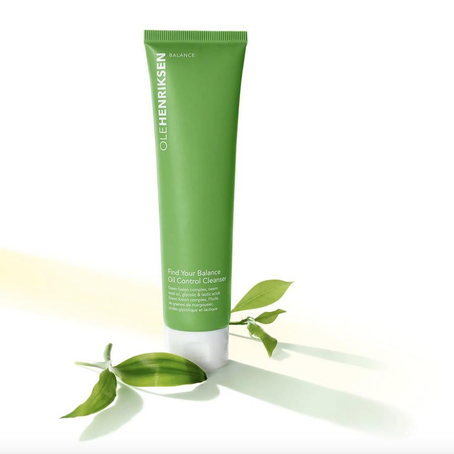 El limpiador purificador de OleHenriksen reduce el exceso de sebo y limpia los poros en profundidad gracias a su fórmula con potentes ingredientes activos vegetales y aceite de neem.  Cuesta 22,95 euros  en Sephora.