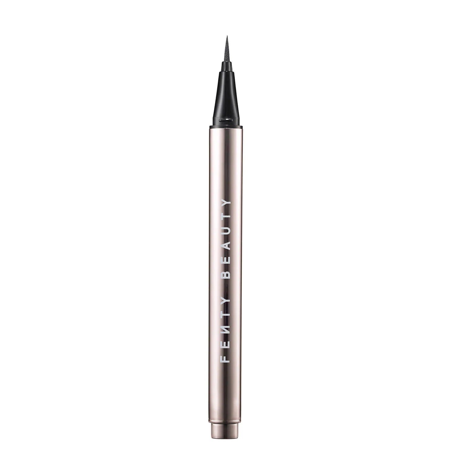Para un color intenso y duradero ficha el  Flyliner Longwear Liquid Eyeliner de Fenty Beauty . Es muy fácil de aplicar gracias a su pincel ergonómico y flexible de fieltro, que hace que la tinta fluya rápidamente y se seque en tiempo récord. Y por supuesto, es resistente al agua. (18,95 euros).