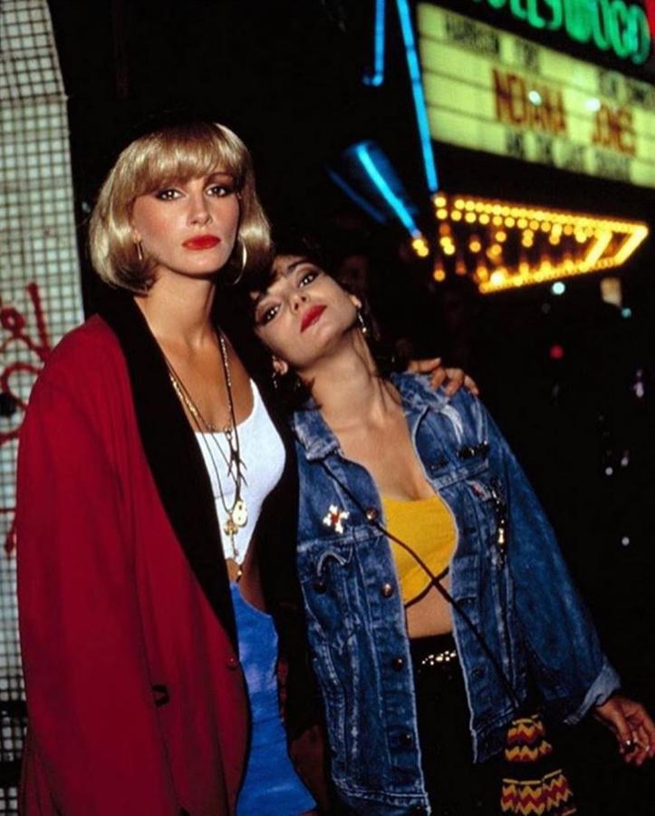 Los top corpped se han convertido en una de las tendencias más buscadas este verano para combinarlos con prendas inferiores de talle alto. Un look al que ya recurrió Vivian Ward en algunas de las escenas de la película y que era una de las señas de los 90.