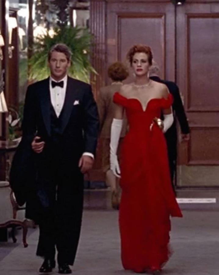 Julia Roberts deslumbró en la película con este vestido rojo largo de invitada. Un color muy favorecedor que tú misma puedes experimentar con  estos  que hemos recopilado del low cost.
