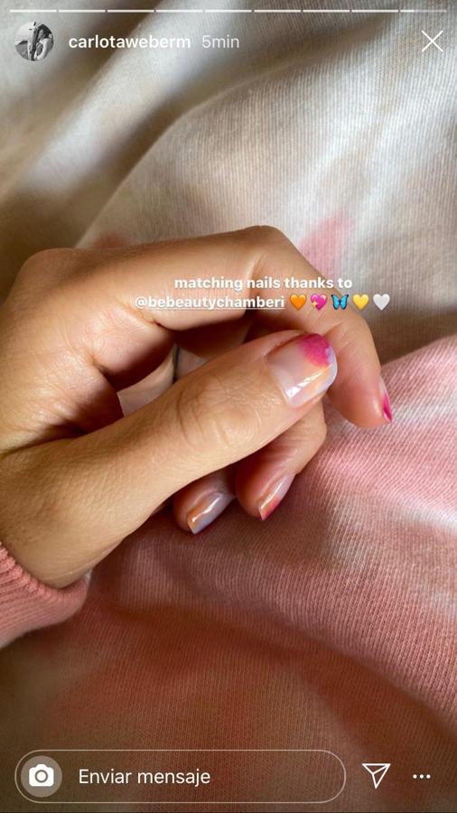 Carlota Weber se unió a la tendencia tie dye con su manicura.