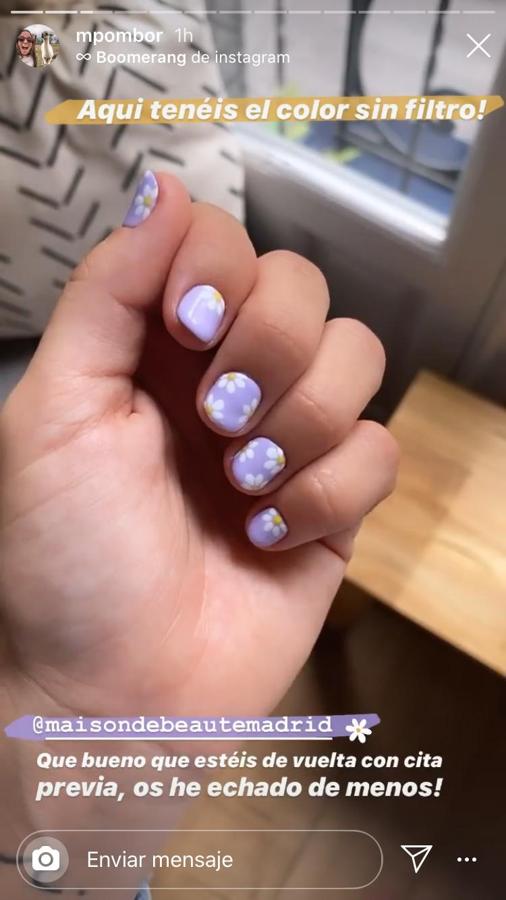 Marta Pombo escogió margaritas sobre un fondo lila.