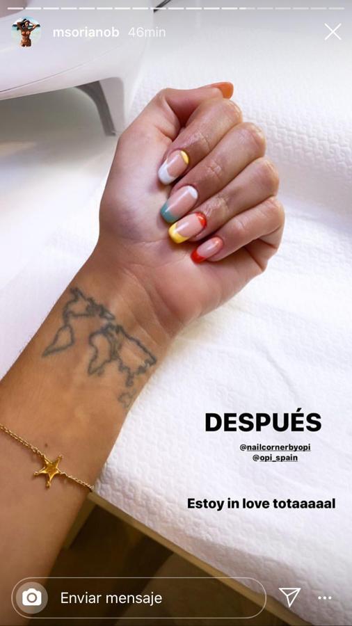 Marta Soriano con una manicrua francesa de colores y las medias lunas pintadas.