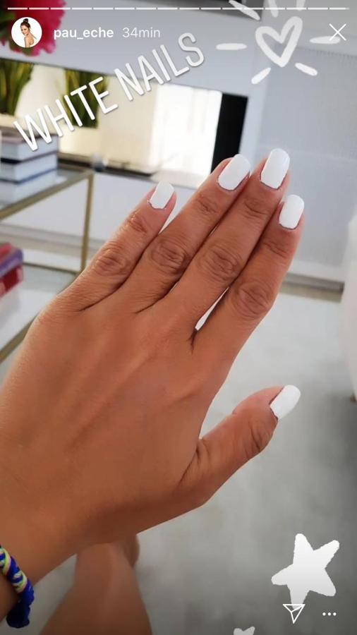 Paula Echevarría resaltó su mareno con una manicura blanca.
