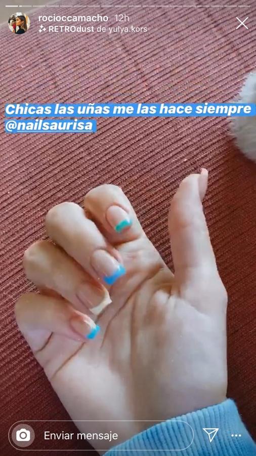 Rocío Camacho también escogió una manicura francesa en tonos azules.